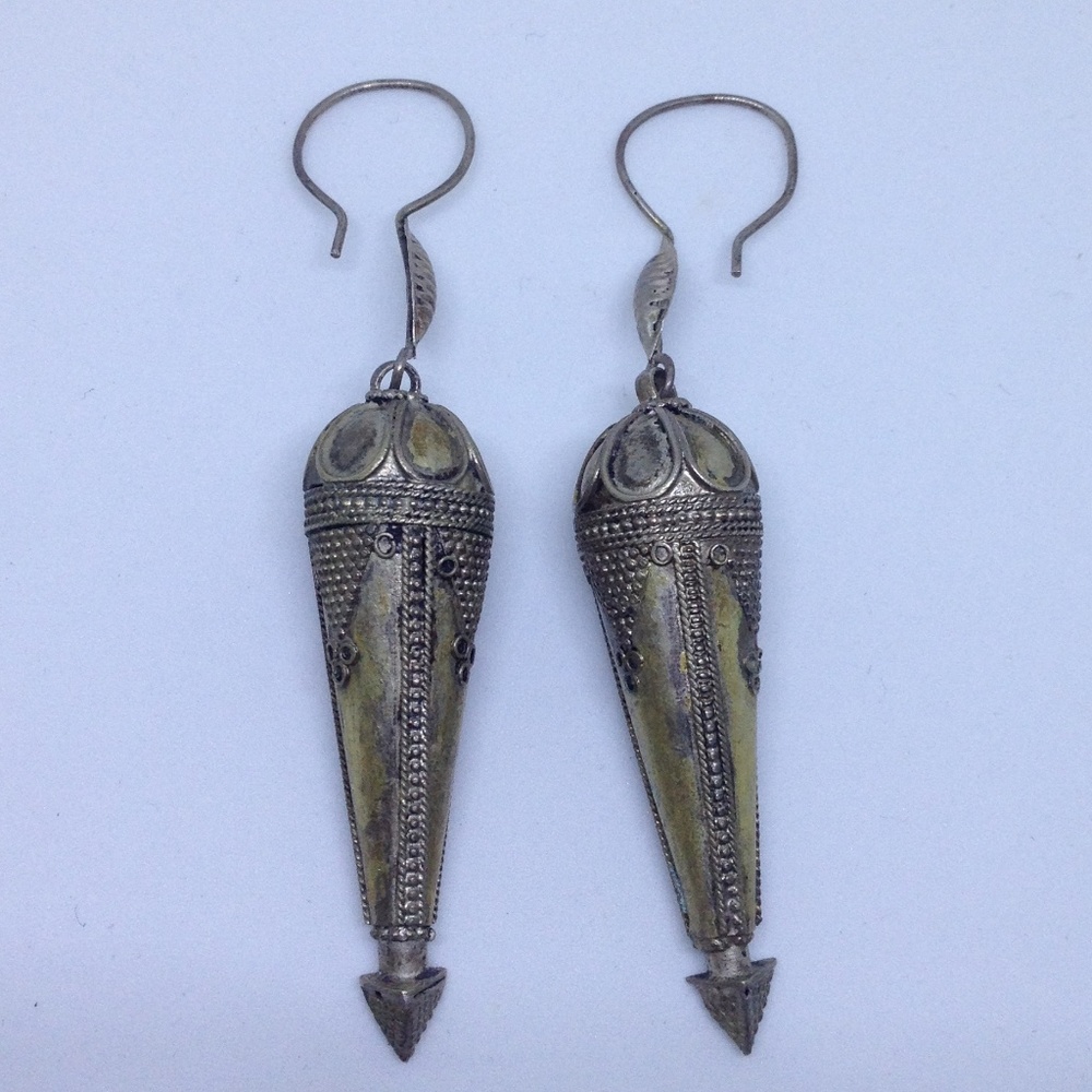 vintage silver tone alloy earrings - Picture 2 of 6